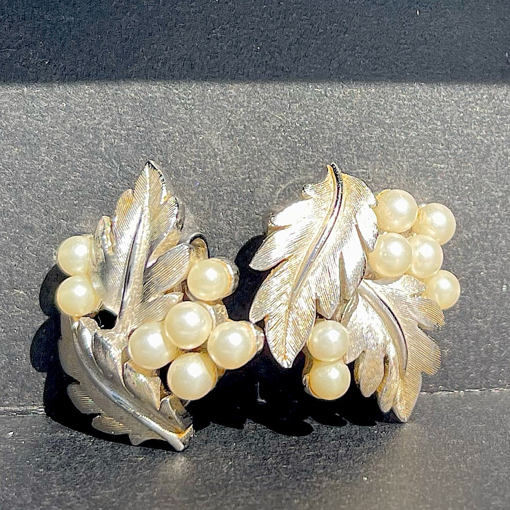 Trifari Vintage clip on earrings